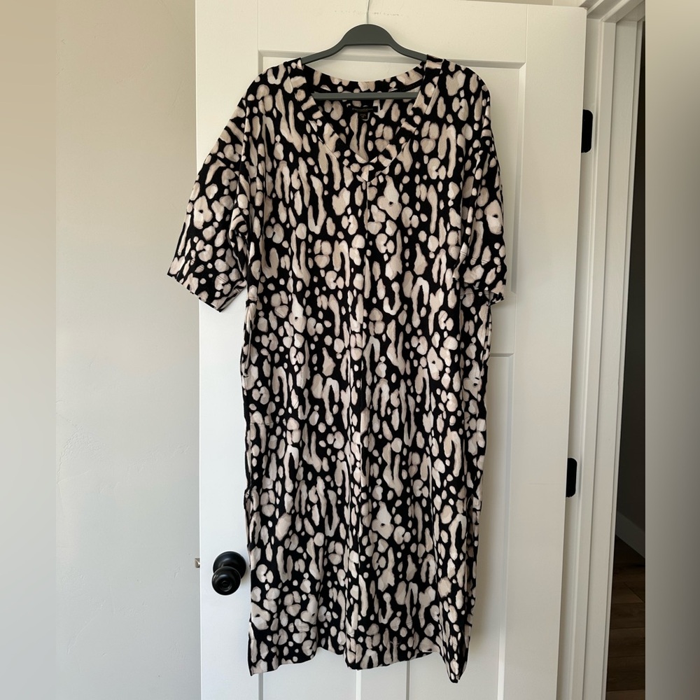 Donna Karan. Black and cream patterned lounge wear.